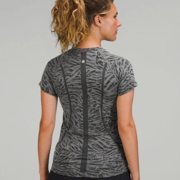 Lululemon Swiftly Tech Short Sleeve Shirt 2.0 Primal Clash Black/Gull Grey S - Picture 2 of 5